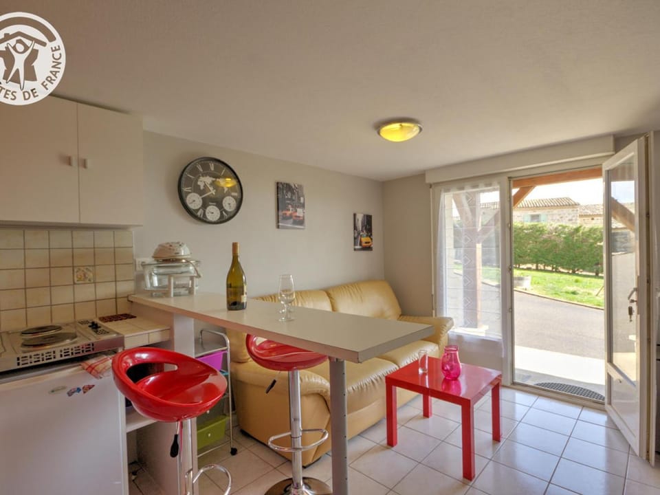 Gîte Studio avec Terrasse Privée au Cœur du Vignoble - FR-1-496-116 House in Auvergne-Rhône-Alpes