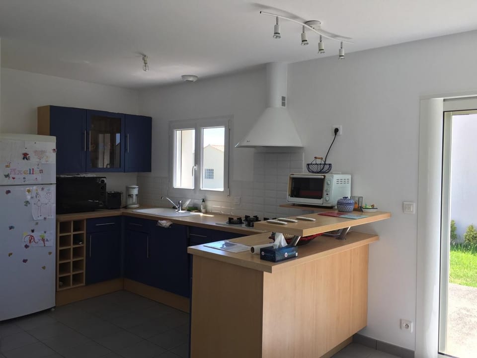 Maison Familiale à Longeville-sur-Mer, Proche Plage et Commerces, Terrasse et Jardin Clôturé - FR-1-336-78 House in Pays de la Loire