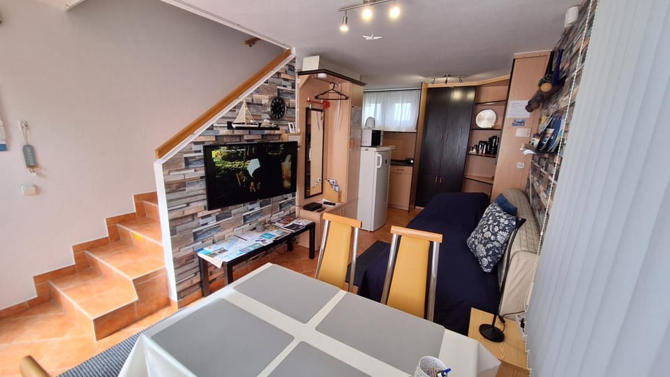 Communal lounge/ TV room, TV and multimedia, Kitchen or kitchenette, Living room, Seating area, Evening entertainment