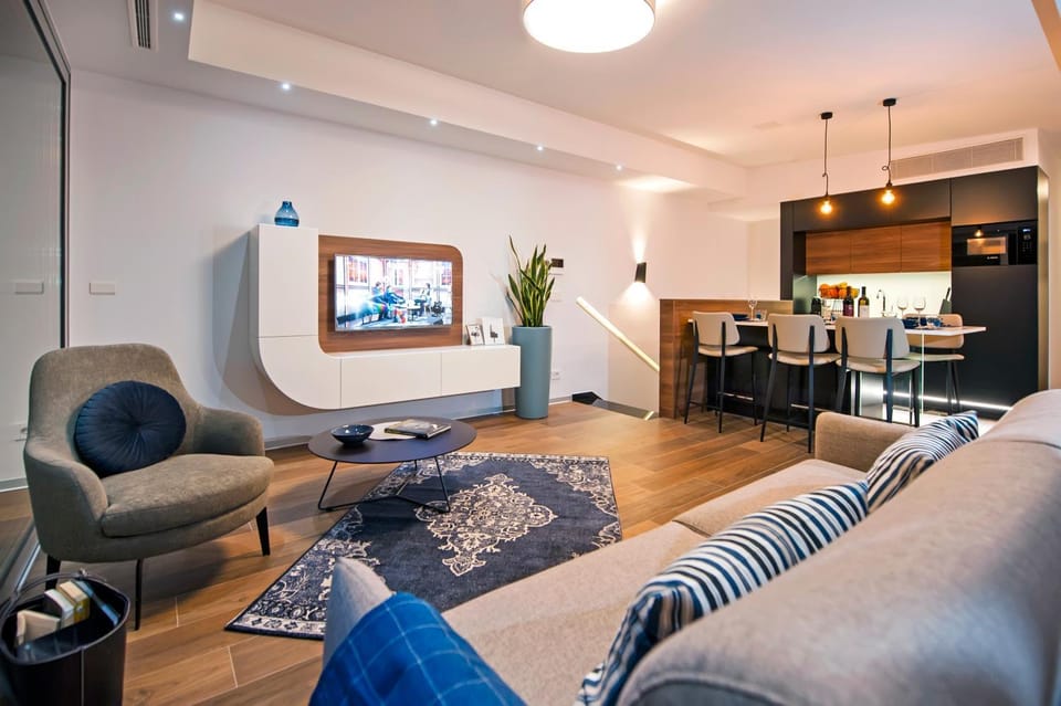 TV and multimedia, Living room, Seating area, Dining area