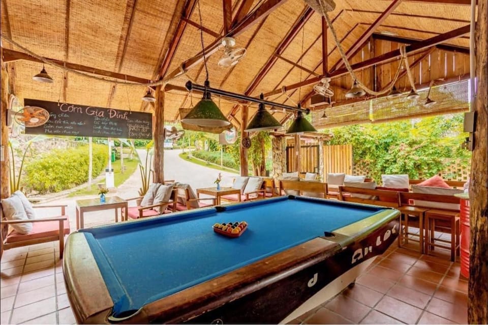 Restaurant/places to eat, Day, Billiard