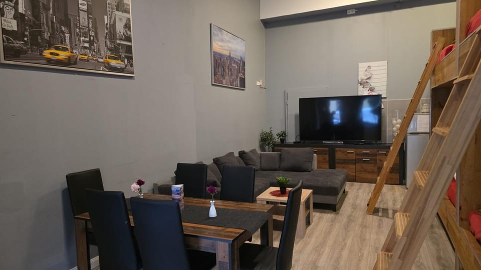 Bed, TV and multimedia, Living room, Photo of the whole room, Seating area, Bedroom