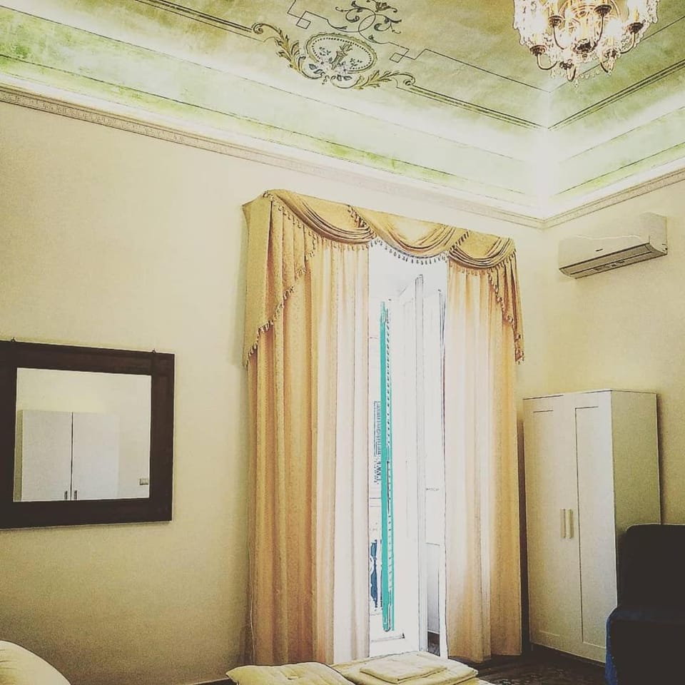 Photo of the whole room, Decorative detail