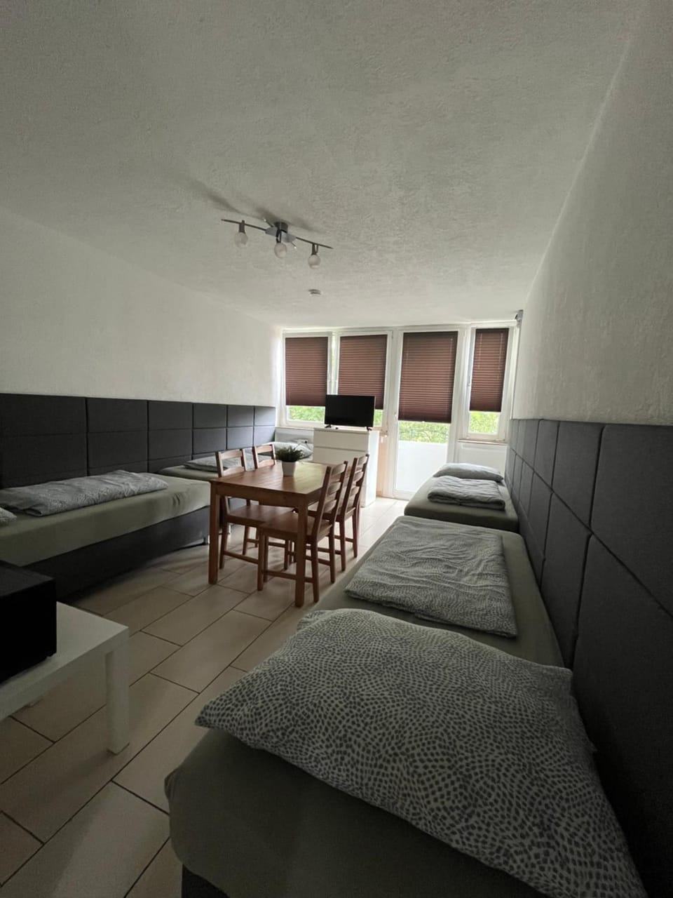 Toilet, TV and multimedia, Balcony/Terrace, Living room, Photo of the whole room, Seating area, Dining area, Bedroom, Parking, internet, washing machine