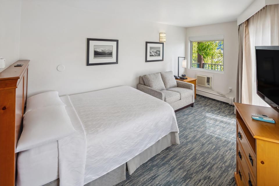 Bed, TV and multimedia, Seating area, Bedroom