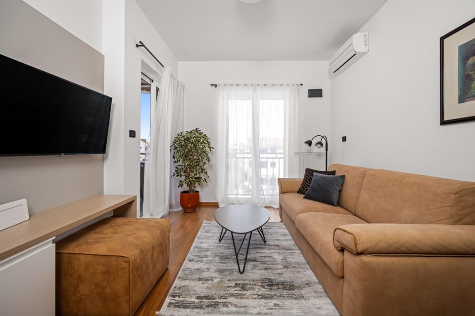 TV and multimedia, Living room, Seating area, air conditioner
