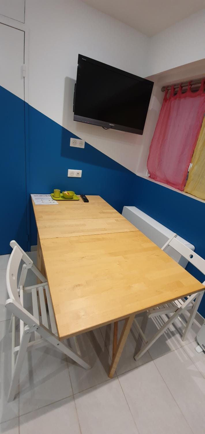 Studio Apartment between Nice and Cannes - Marina baie des Anges - Beach, restaurants, shops - tea/coffee/sugar/bed linen and towels Apartment in Villeneuve-Loubet