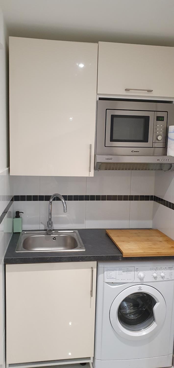 Studio Apartment between Nice and Cannes - Marina baie des Anges - Beach, restaurants, shops - tea/coffee/sugar/bed linen and towels Apartment in Villeneuve-Loubet