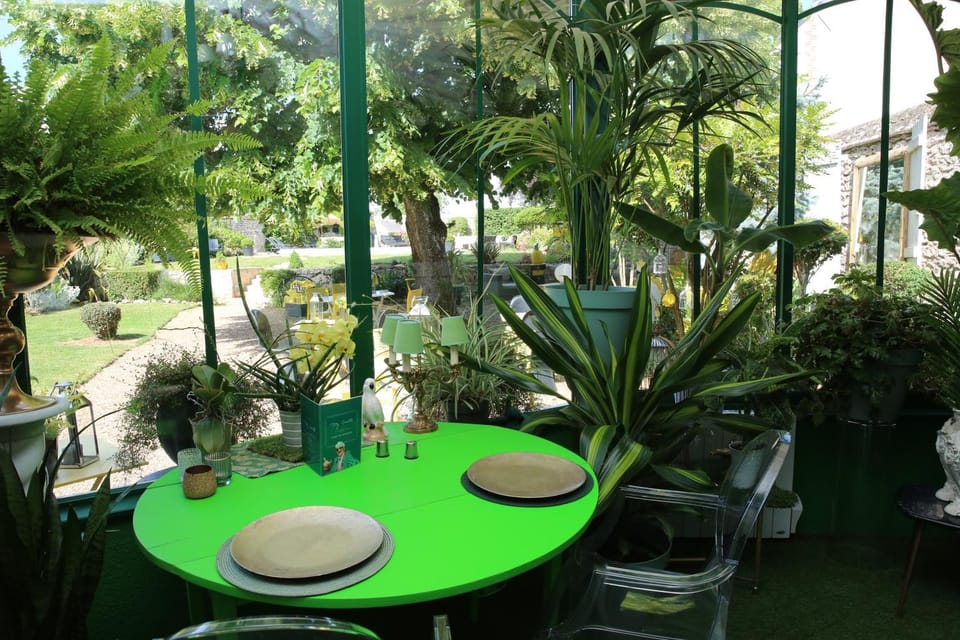Restaurant/places to eat, Dining area