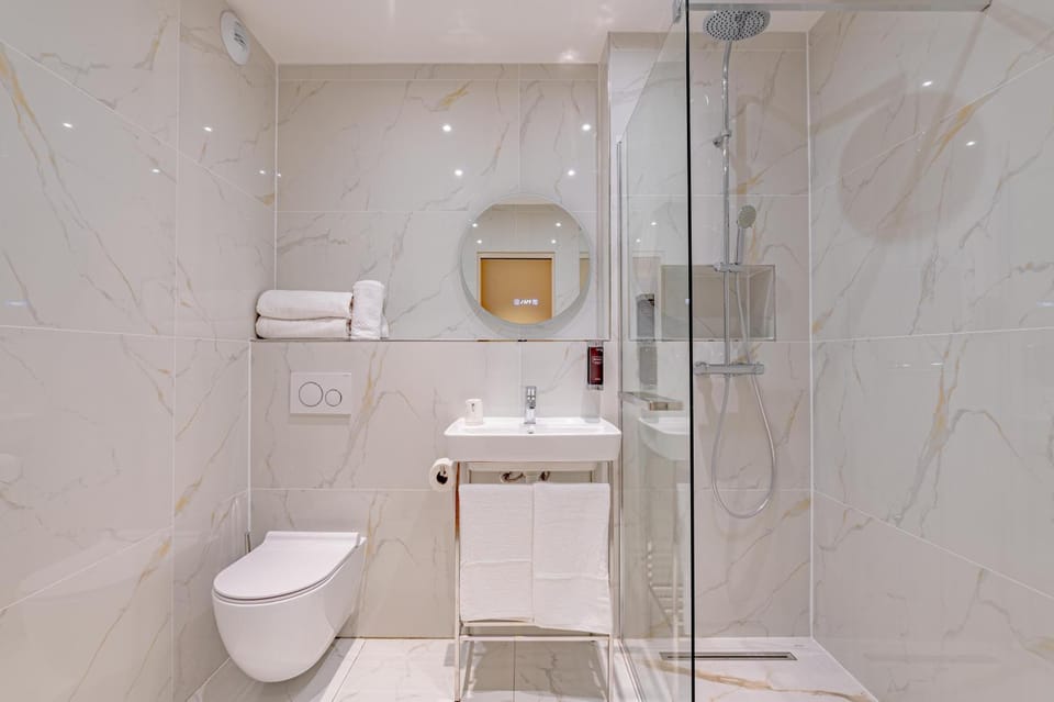 Shower, Toilet, towels