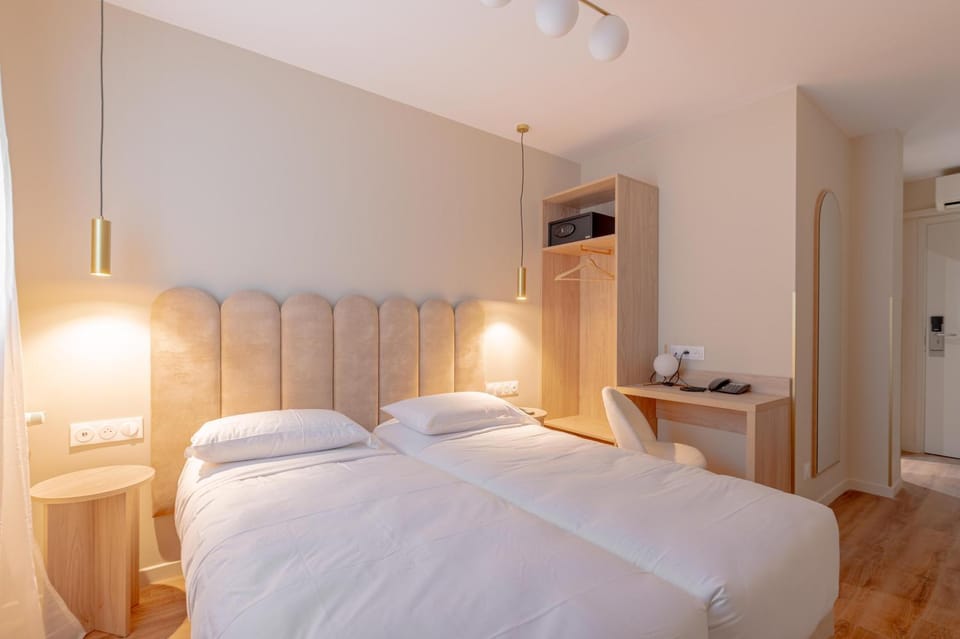 Bed, Photo of the whole room, Bedroom, wardrobe, air conditioner