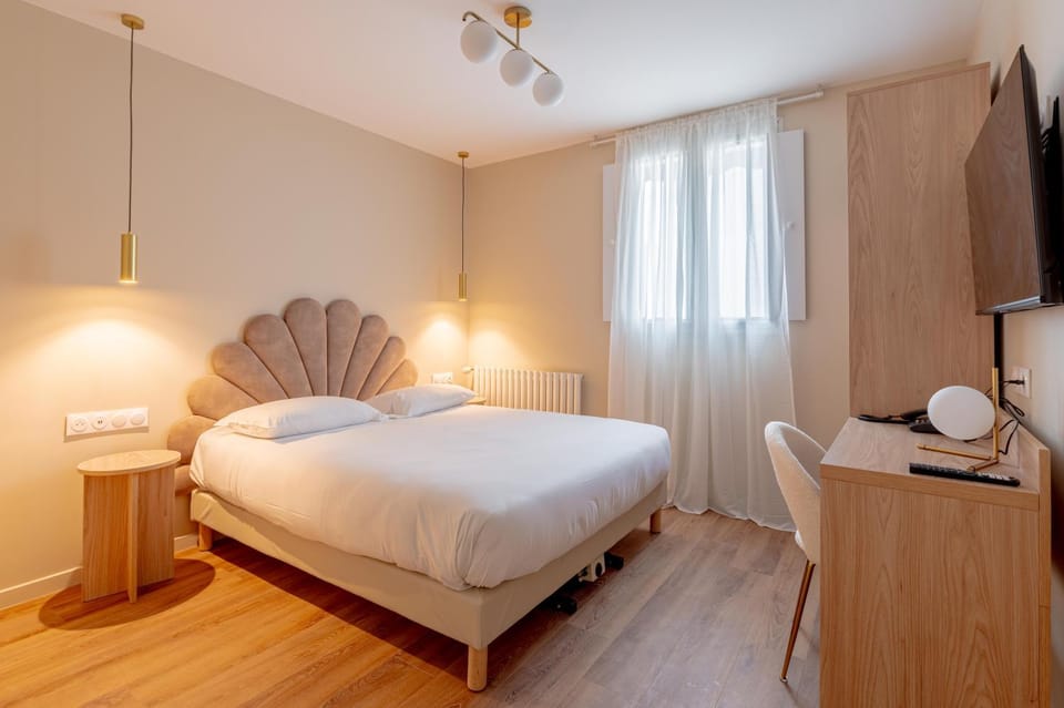 TV and multimedia, Photo of the whole room, Bedroom