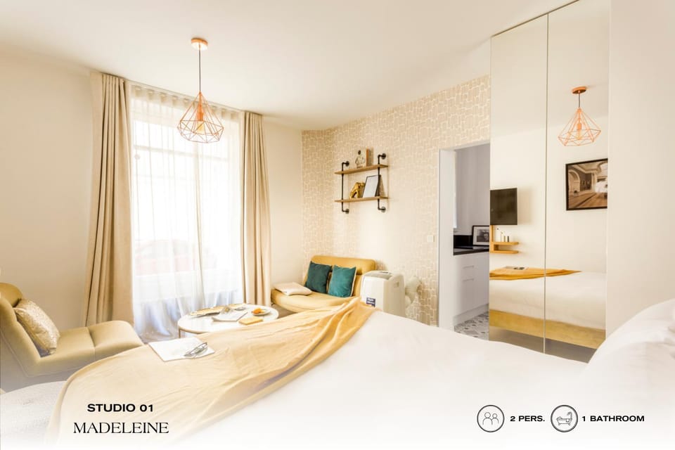 Bed, Living room, Photo of the whole room, Bedroom