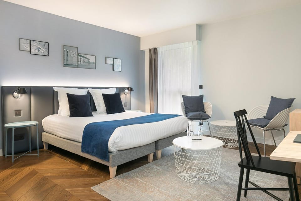 Photo of the whole room, Bedroom