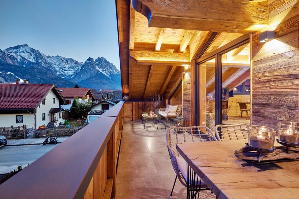 Property building, Natural landscape, View (from property/room), Balcony/Terrace, Seating area, Dining area, Landmark view, Mountain view, Sunrise, Sunset