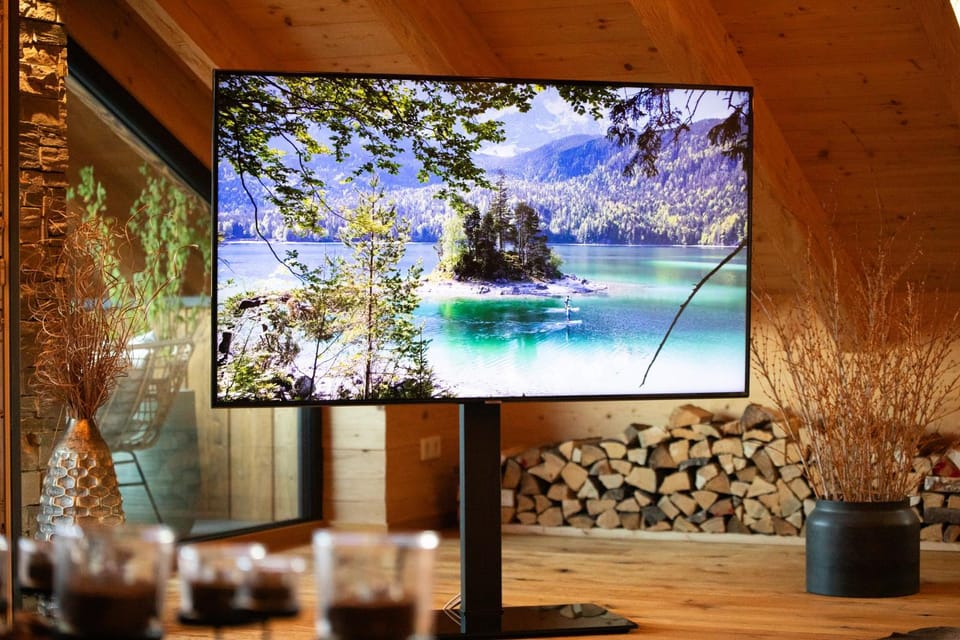 Communal lounge/ TV room, Natural landscape, TV and multimedia, Living room, locker