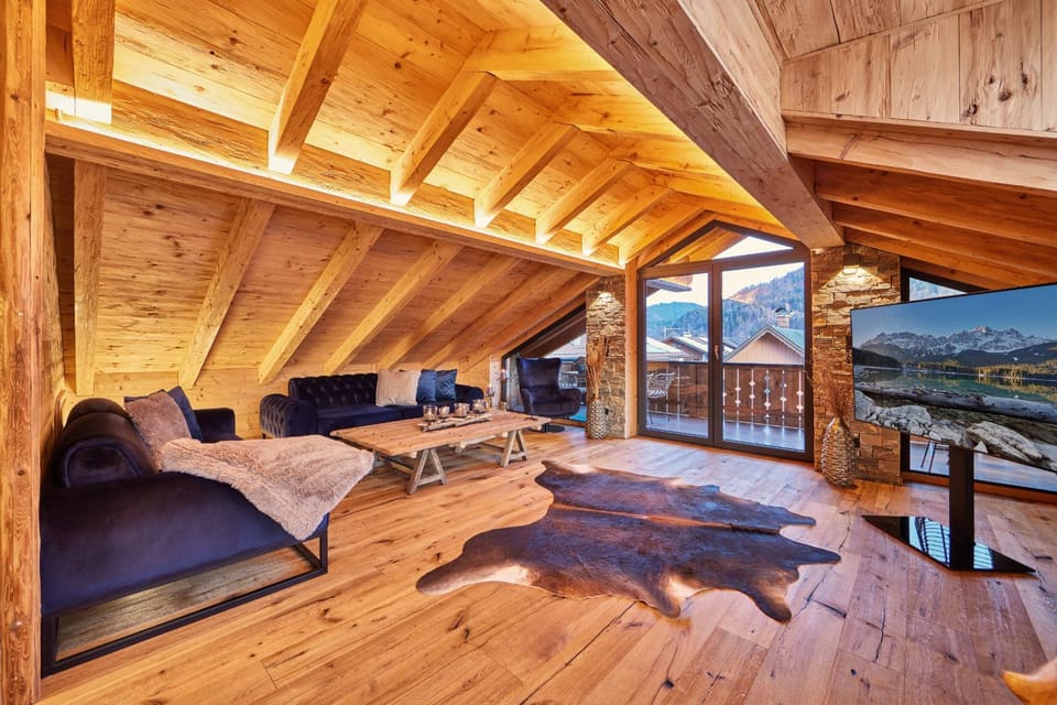 Communal lounge/ TV room, Natural landscape, TV and multimedia, Living room, Seating area, Mountain view