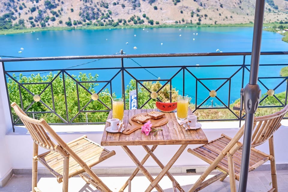 Property building, Patio, Day, Balcony/Terrace, Balcony/Terrace, Lake view, Lake view, Mountain view, Mountain view, locker, locker