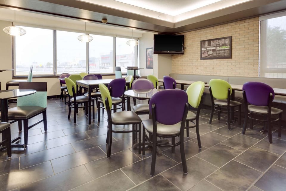 Restaurant/places to eat, Dining area, On site, Breakfast