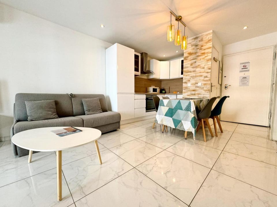 Villa D'Este - Apt 4 prs - clim - 300m plage - piscine-parking en option Apartment in Antibes