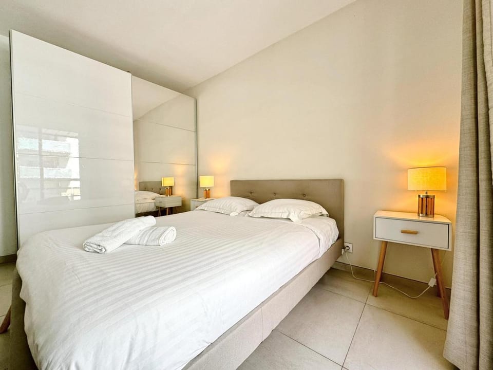 Villa D'Este - Apt 4 prs - clim - 300m plage - piscine-parking en option Apartment in Antibes