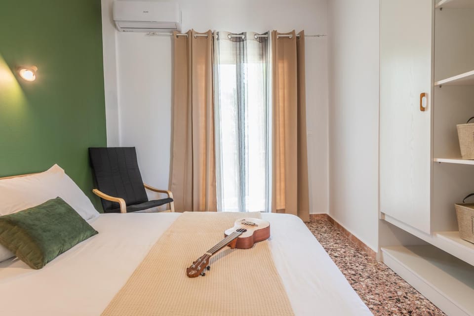 Bed, Photo of the whole room, Bedroom