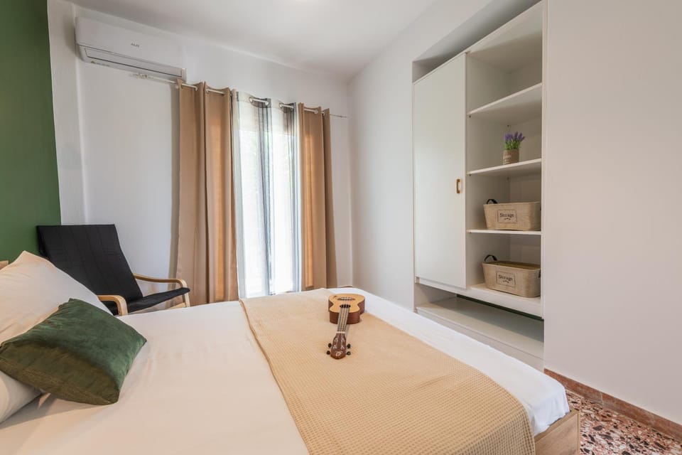 Photo of the whole room, Bedroom