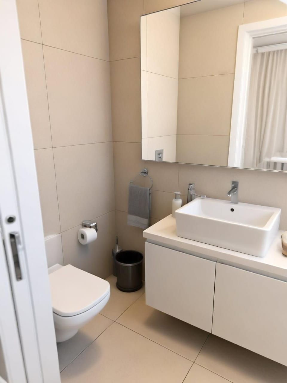 bidet, towels