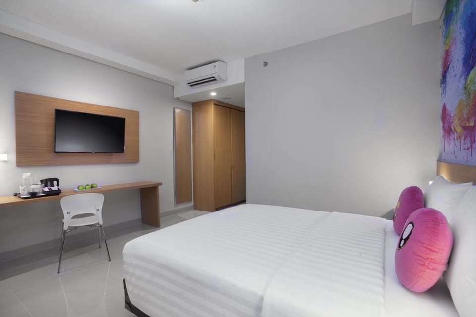 Bed, TV and multimedia, Photo of the whole room, Bedroom