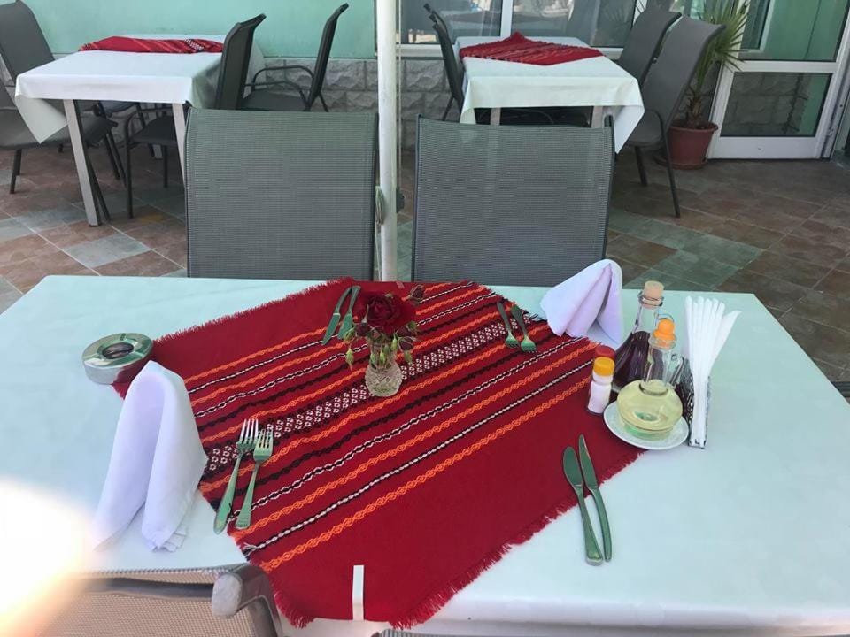 Restaurant/places to eat, Restaurant/places to eat, Day, Banquet/Function facilities, Dining area, Food