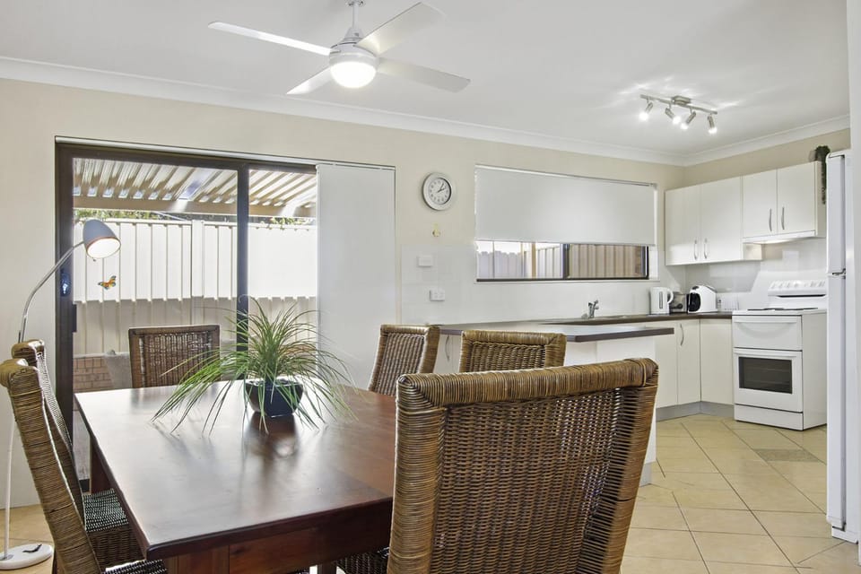 Beach Breeze - near Mollymook Beach & golf club House in Mollymook