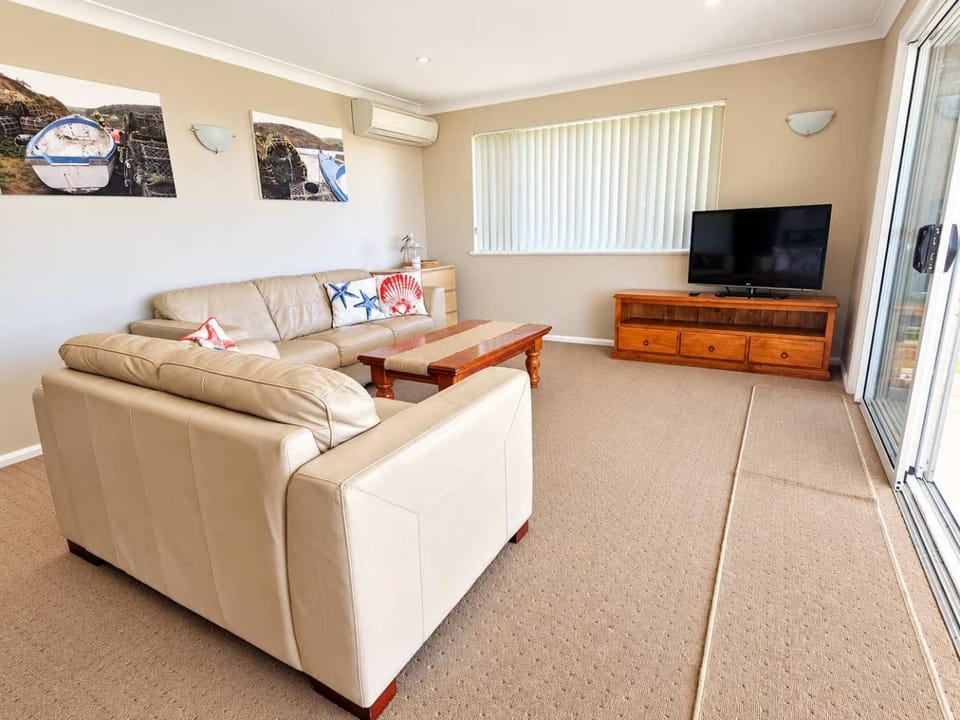 Southern Comfort - spacious 3BR family home House in Mollymook