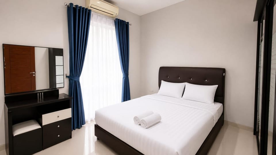 Photo of the whole room, Bedroom, towels