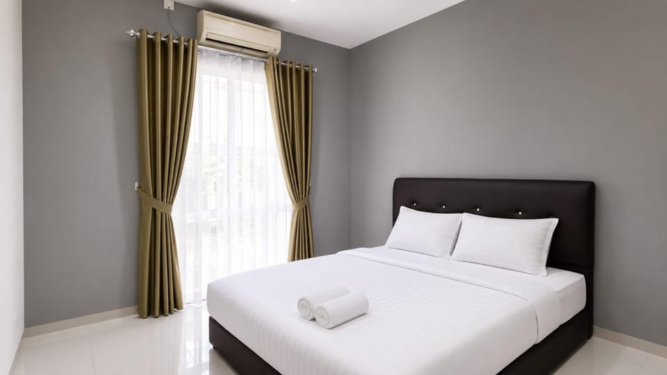 Bed, Photo of the whole room, Bedroom, towels, air conditioner