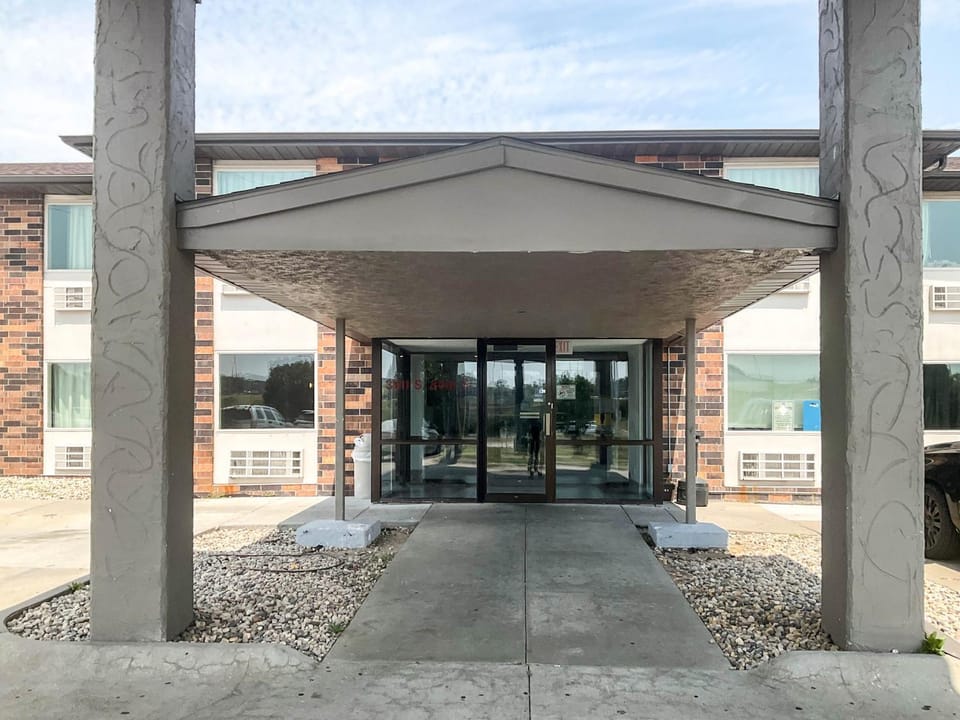 Facade/entrance