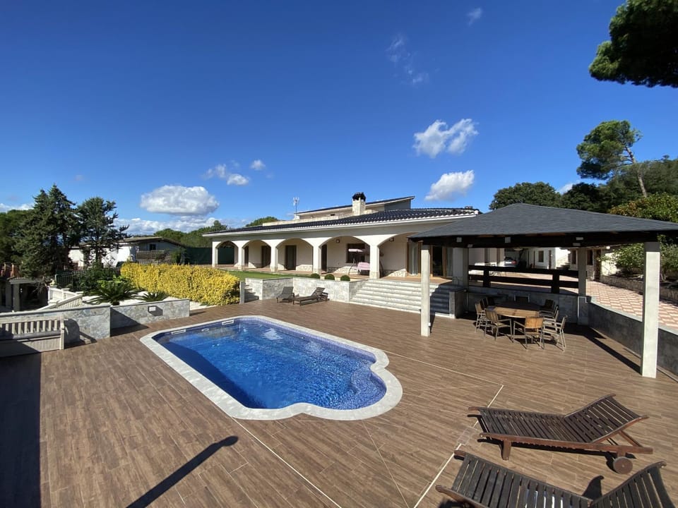 Property building, Balcony/Terrace, Pool view, Swimming pool