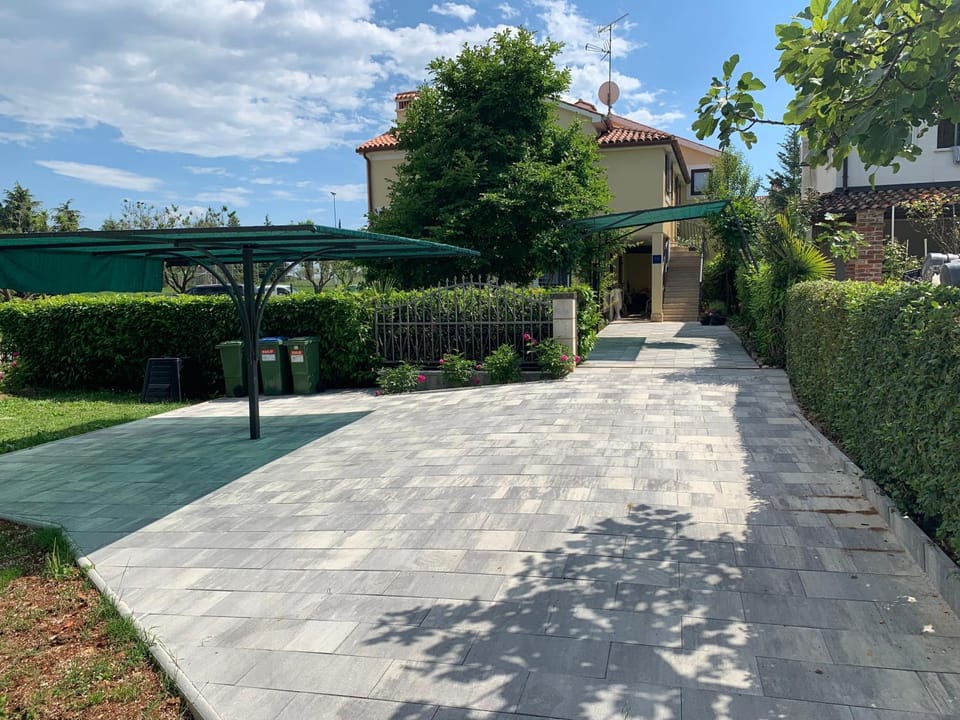 Facade/entrance, Garden