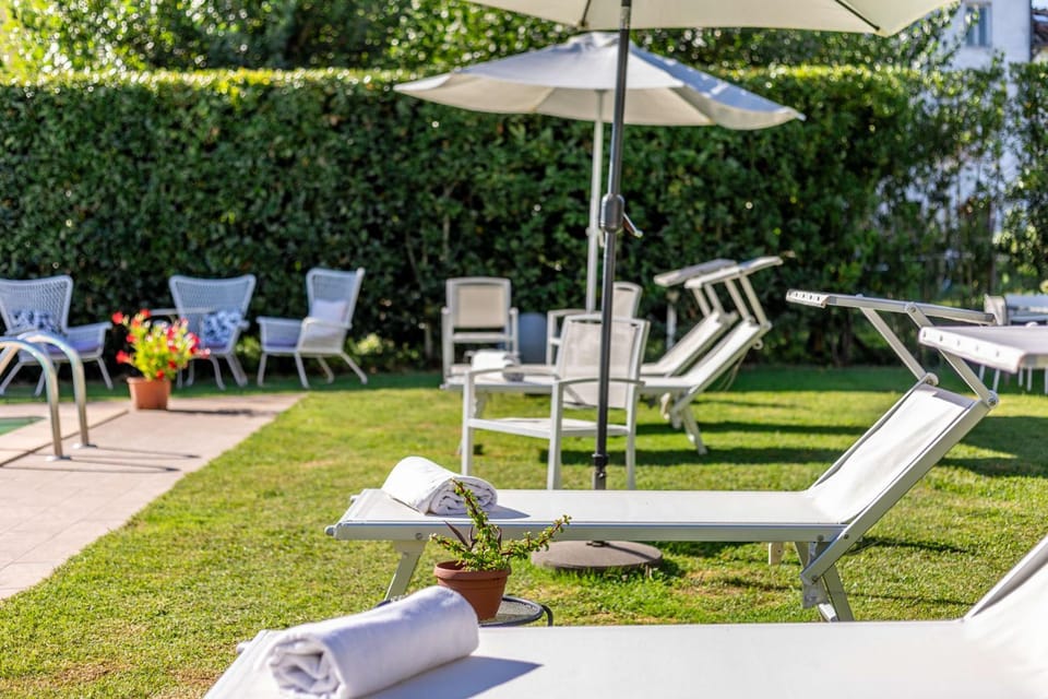 Garden view, Swimming pool, sunbed