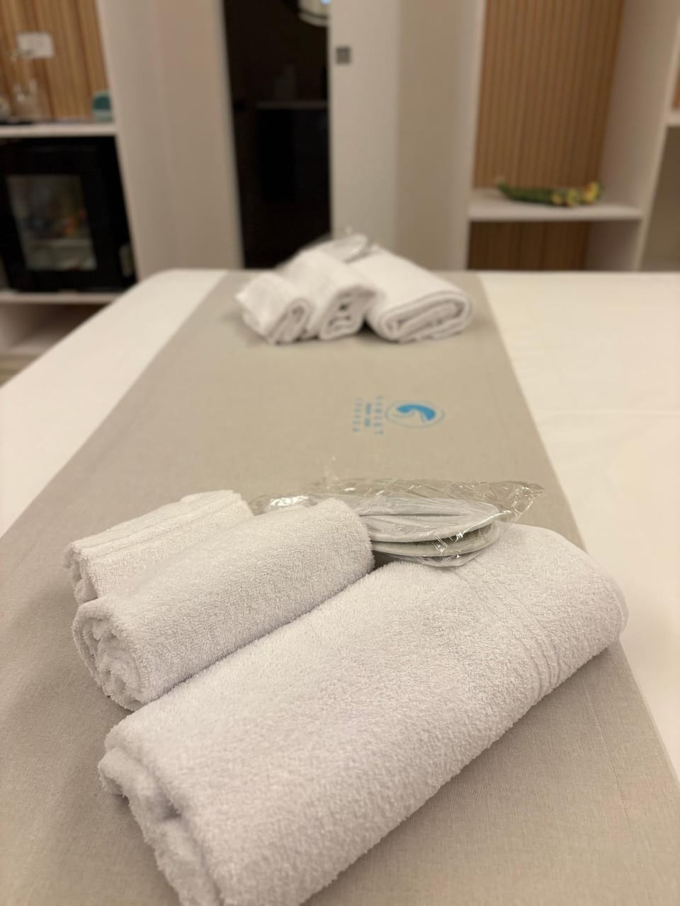 Bed, towels