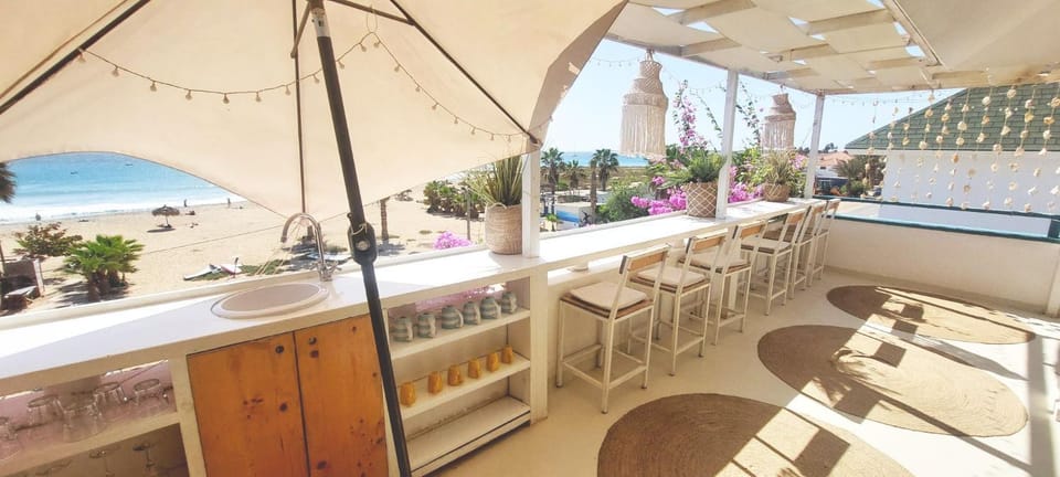 Beach penthouse with rooftopbar and Starlink WiFi, spectacular 180 degrees ocean view Apartment in Santa Maria