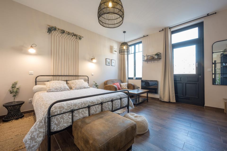 Bed, Photo of the whole room, Bedroom