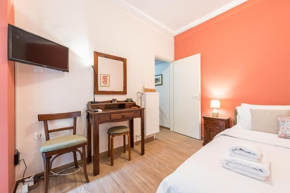 Bed, TV and multimedia, Bedroom, towels
