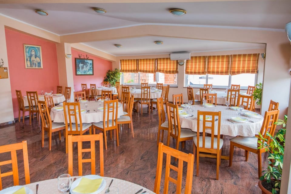 Restaurant/places to eat, Lounge or bar