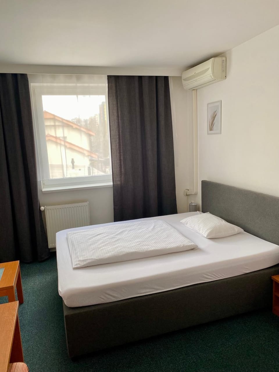 Photo of the whole room, Bedroom, air conditioner