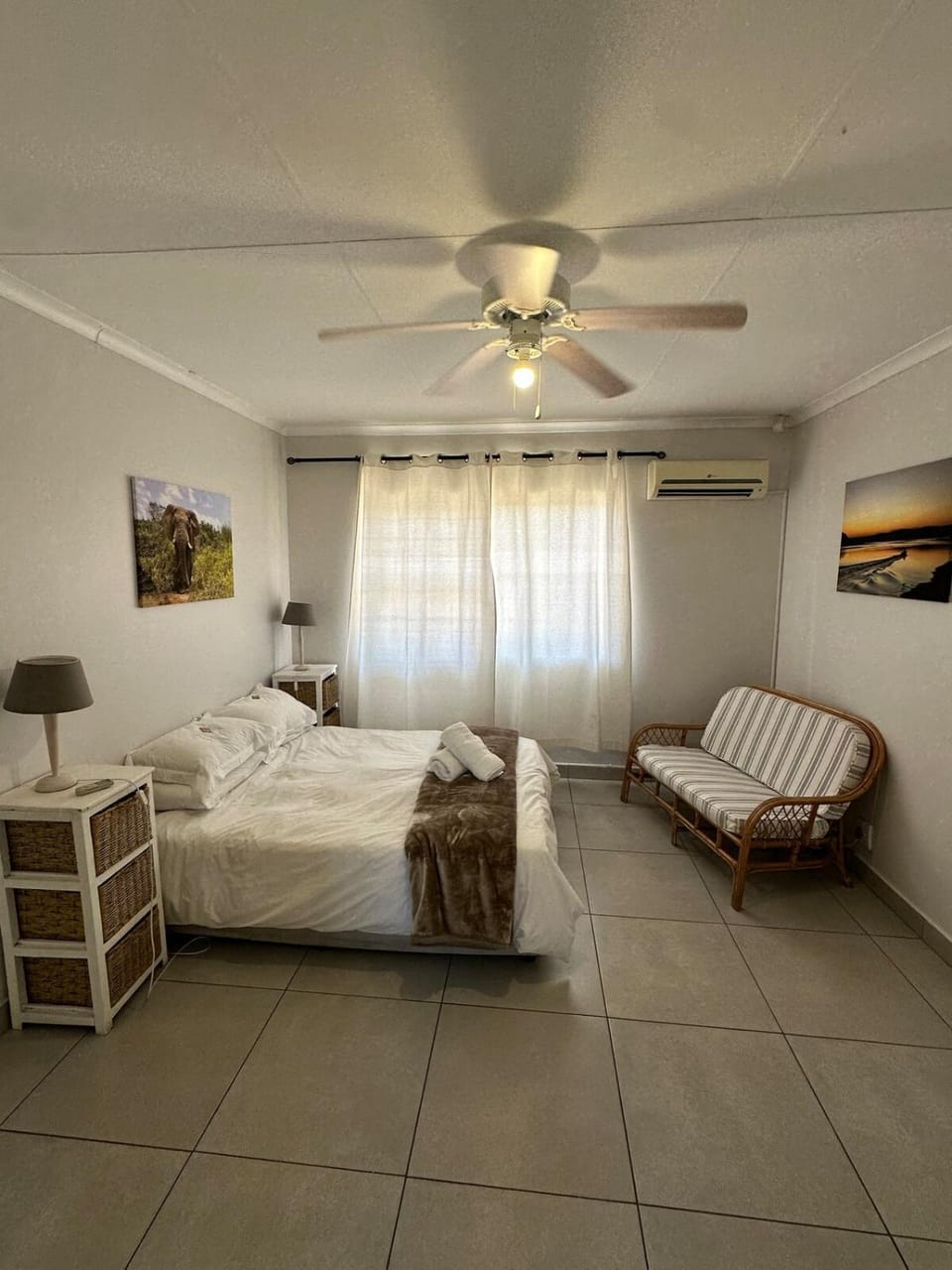 Bed, Photo of the whole room, Seating area, Bedroom, towels, air conditioner
