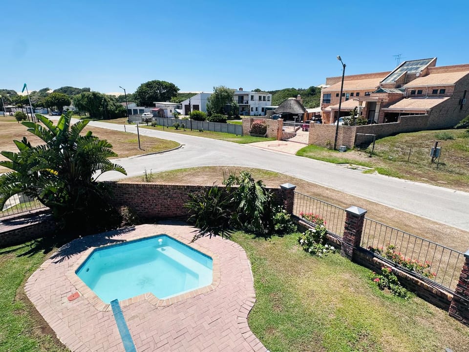 Property building, Day, Neighbourhood, Natural landscape, Pool view, Street view, Swimming pool, Location, Parking