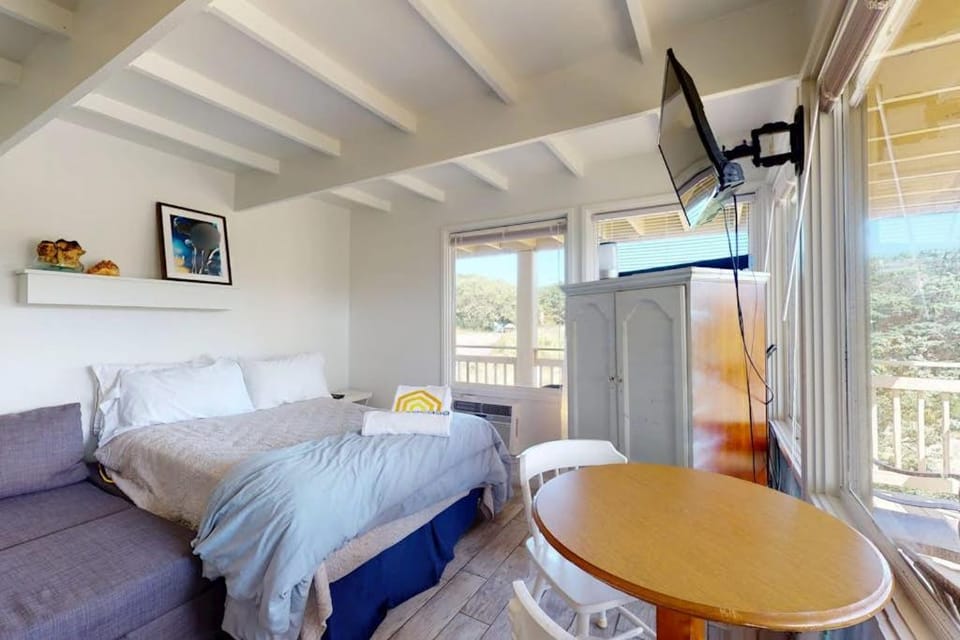 Sand & Beach Within Reach Apartment in North Truro