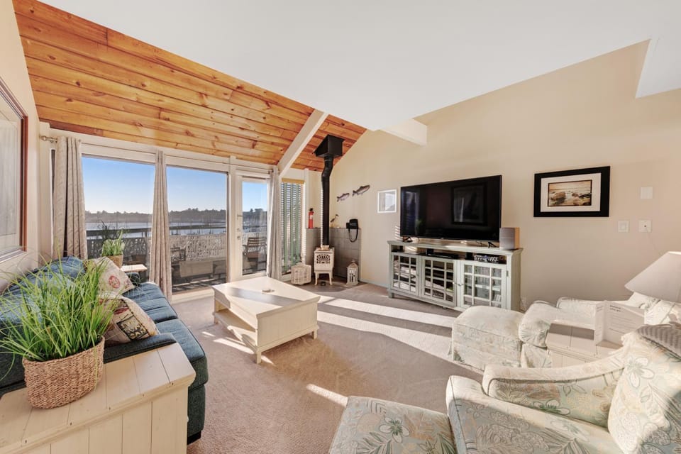 Embarcadero Bay View Apartment in Newport