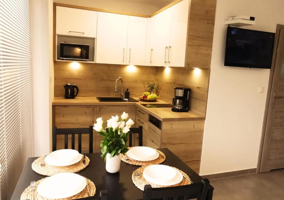 TV and multimedia, Coffee/tea facilities, Kitchen or kitchenette, Food and drinks, Dining area, Food, Area and facilities, minibar, stove