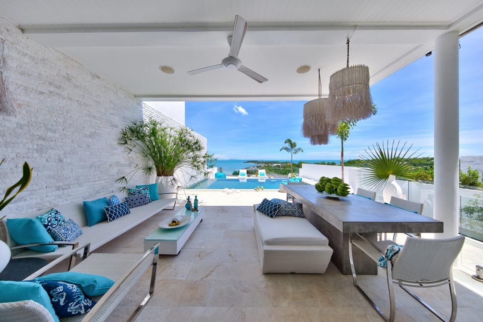 BEACHSIDE VILLA - LATITUDE 9 - at BAYSIDE LUXURY VILLAS Samrong Bay Beach, 3 BED 4 BATH, SEA and SUNSET VIEWS, only 200m walk to the Beach Villa in Ko Samui